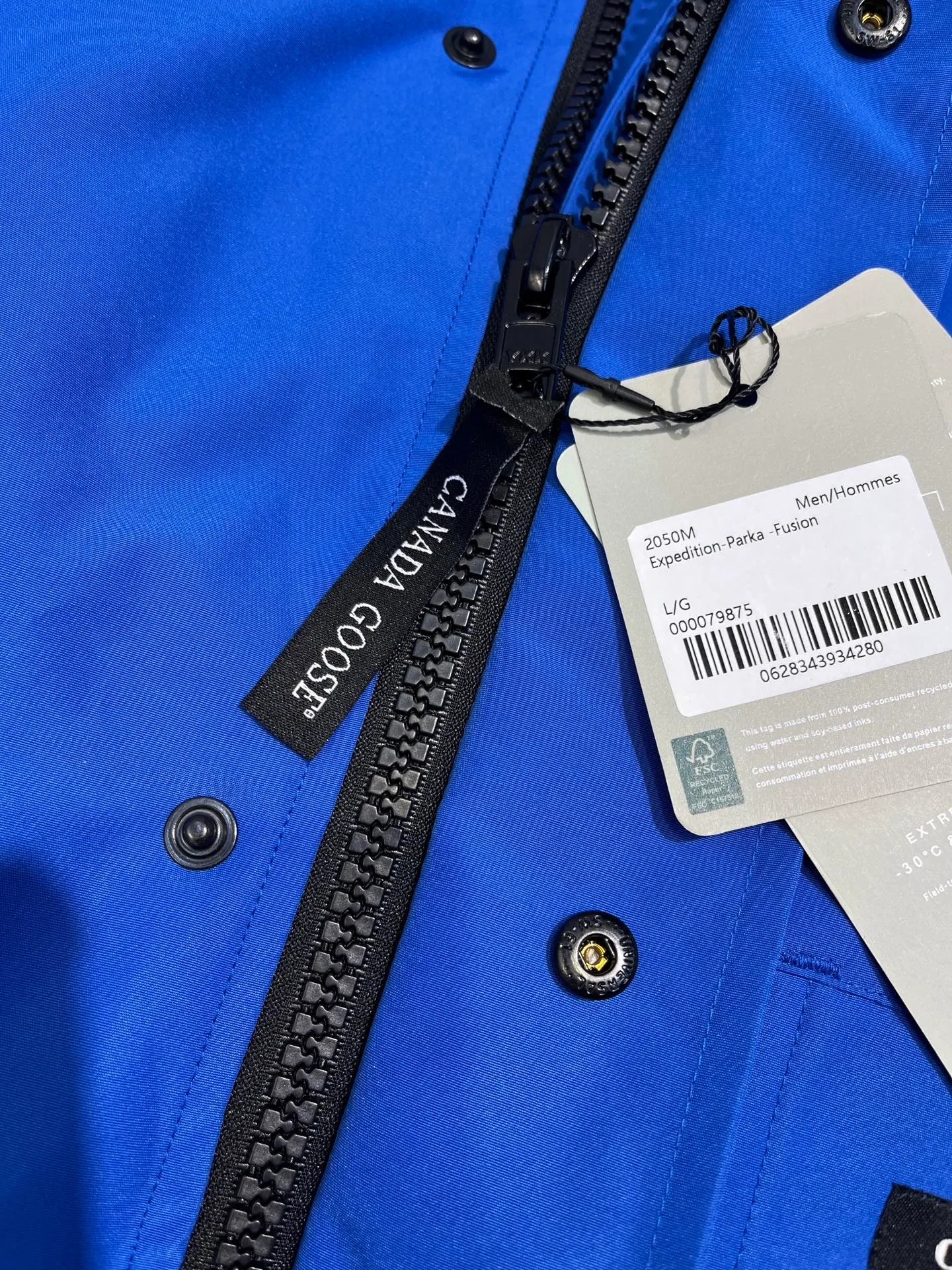 P720 high-end version (new version of Big Goose 01) Canada Goose Canada Goose #Chilliwack 7999M bomber jacket short down jacket/01 model #Men and Women Same Style# ➖ Genuine synchronous anti-counterfeiting chip sensor! ➖ Imported 21S polyester-cotton blended original fabric [last year’s 16S/18S hard fabrics have been completely eliminated, this year all use 21S genuine synchronous fabrics, the soft mid-strap feels delicate and textured], genuine synchronous Feather-Light 10D waterproof coating fabric, made of 84.5 polyester fiber and 15.5 cotton, 100% the best feel in the entire network! ➖ The genuine official website is synchronized with the national standard 80 white duck down, you can check the official website customer service, there will never be a series of misleading claims such as 90 down or goose down! ➖ Using the best nylon lining with double double-layer sealing design, velvet-proof No. 7 needle + grid-filled down ready-made garments, there is 100% no so-called velvet running! ➖ The cuffs are designed with thickened seamless threads, and the collar and pockets are lined with top-quality polar fleece to keep you warm and comfortable! ➖ Yoshida YKK provides original custom-made electroplated sliders. YKK two-way lockable zippers are tight and smooth and will not peel off paint! ➖ 3M composite guarantees that the Velcro is the same as the original, durable, and all accessories and hardware are custom-made! ➖ Imported BEHRINGER embroidery machine to customize the 10,000-needle embroidery logo, 98% of which can be reproduced to restore the original logo. You can check and compare on the official website! ➖ The fur collars are all made of large pieces of Western Canadian blue wolf hide, ensuring that each fur collar is 13-15cm wide!   Size:XS-XXL